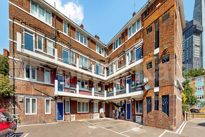 Spacious and bright, split level four bedroom property in London Bridge Lockyer Estate, Kipling Street, London Bridge